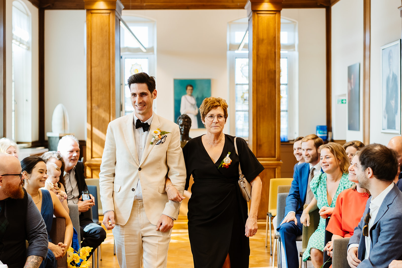 Trouwfotograaf Maastricht - Bruidegom en zijn moeder komen aan bij de trouwceremonie