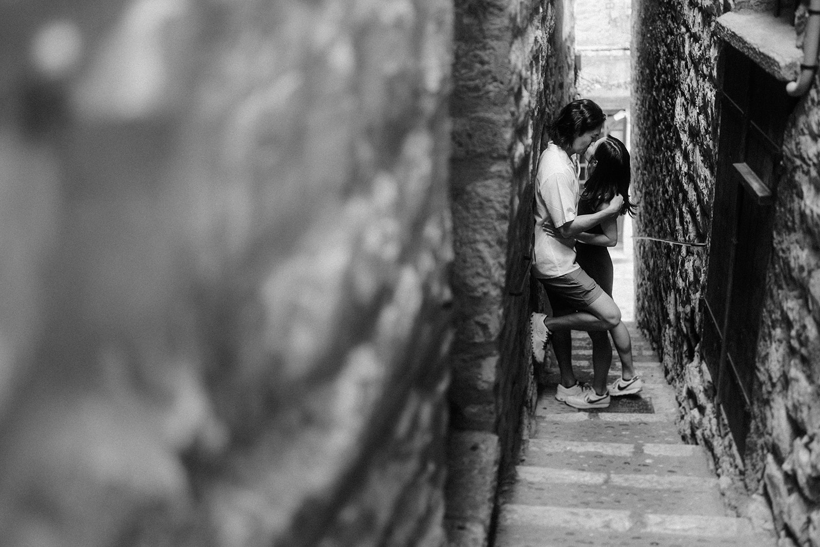 couple kissing in narrow street of saint paul de vence