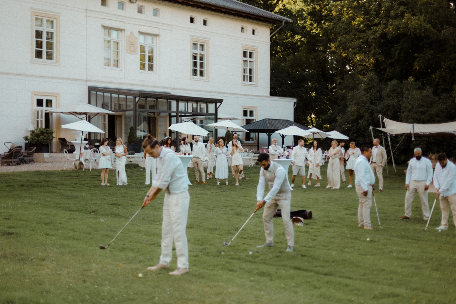 Bräutigam spielt Golf beim Get Together am Vorabend der Hochzeit auf dem Herrenhaus Gut Bliestorf.