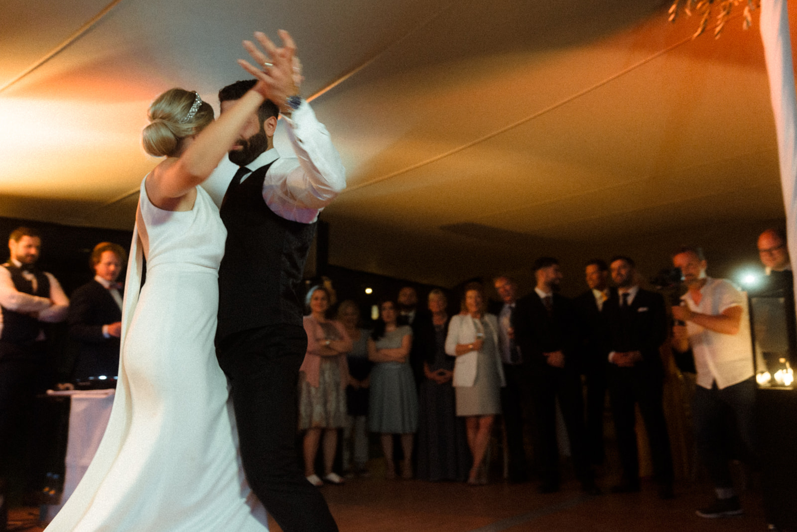 Hochzeitspaar tanzt Hochzeitstanz bei ihrer Hochzeitsfeier auf dem Herrenhaus Gut Bliestorf.