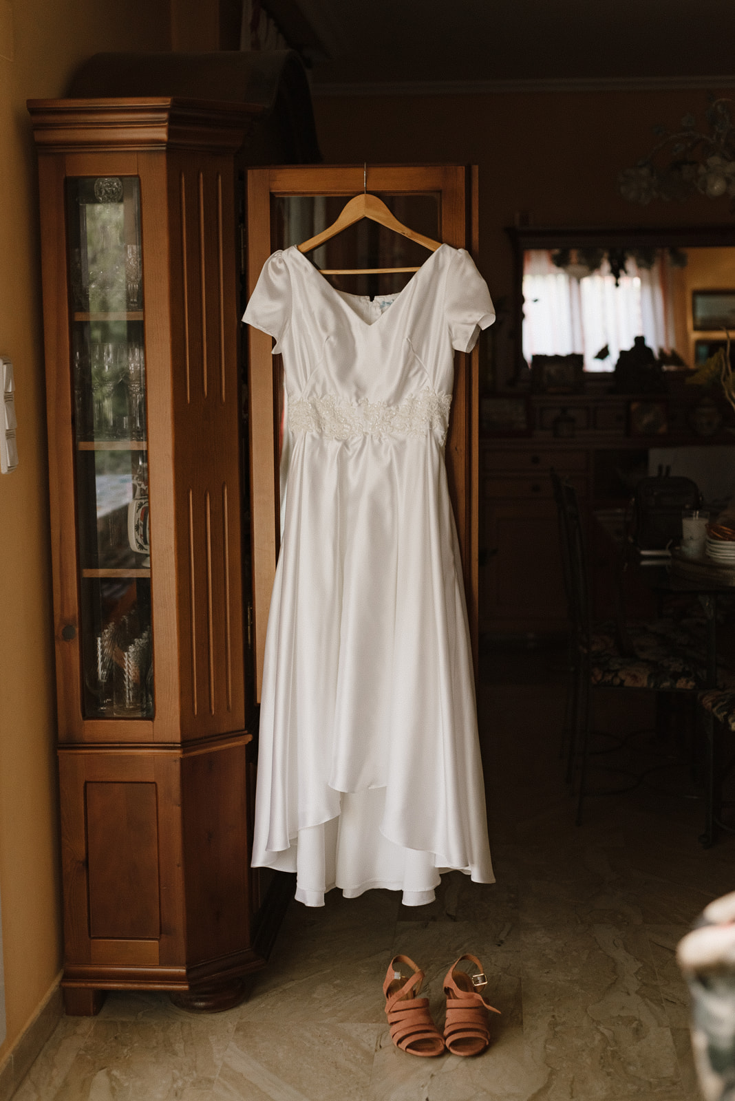 vestido de novia colgado de armario