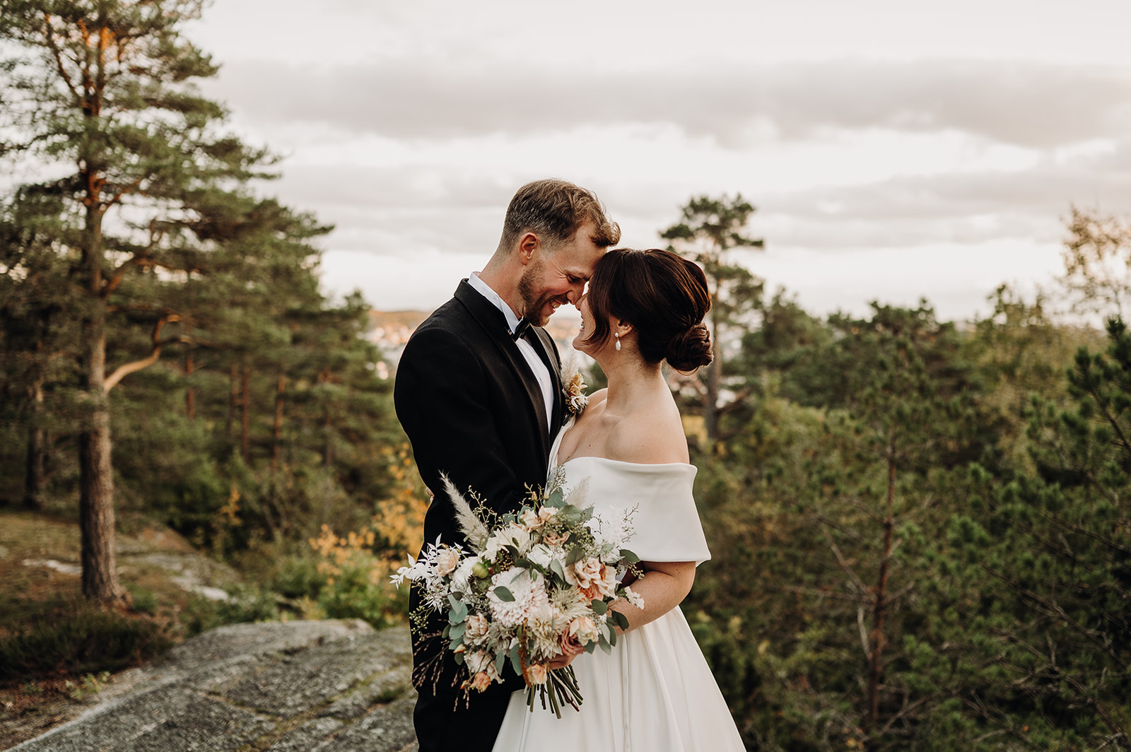 Kveldsbilder under golden hour i bryllup på Midtåsen i Sandefjord