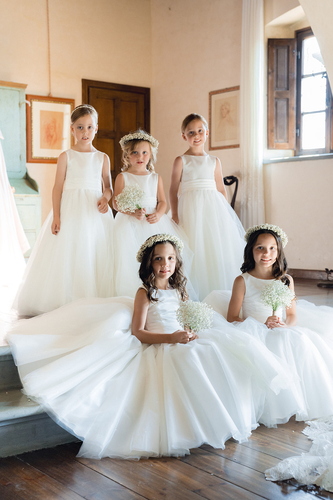 5 flower girls posing in the bride's room at Villa La Selva