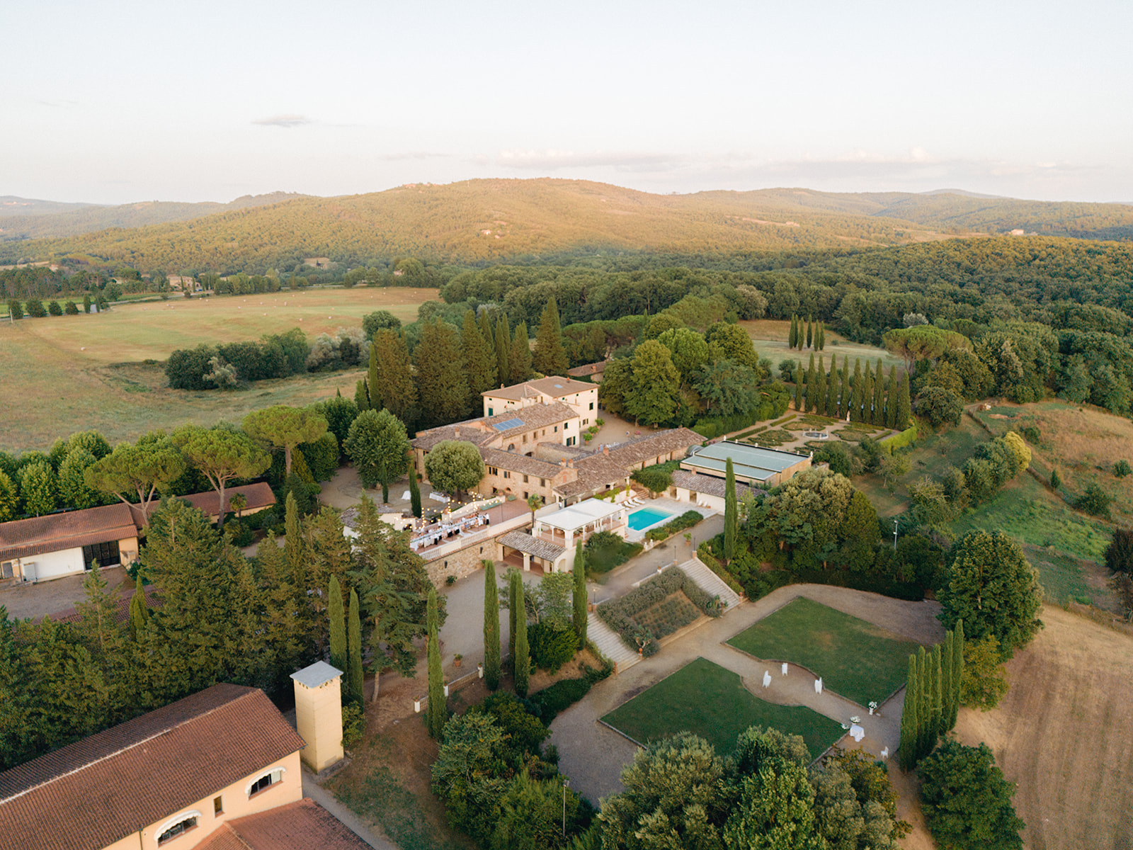 Drone shot of Villa la Selva Wine Resort and its spaces