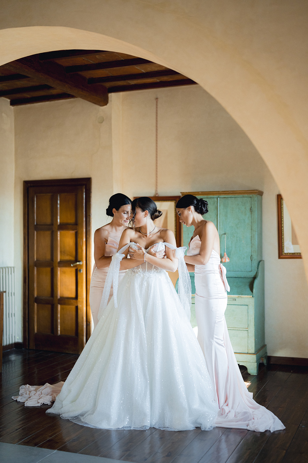 The dressing of the bride in the room at Villa La Selva Wine Resort