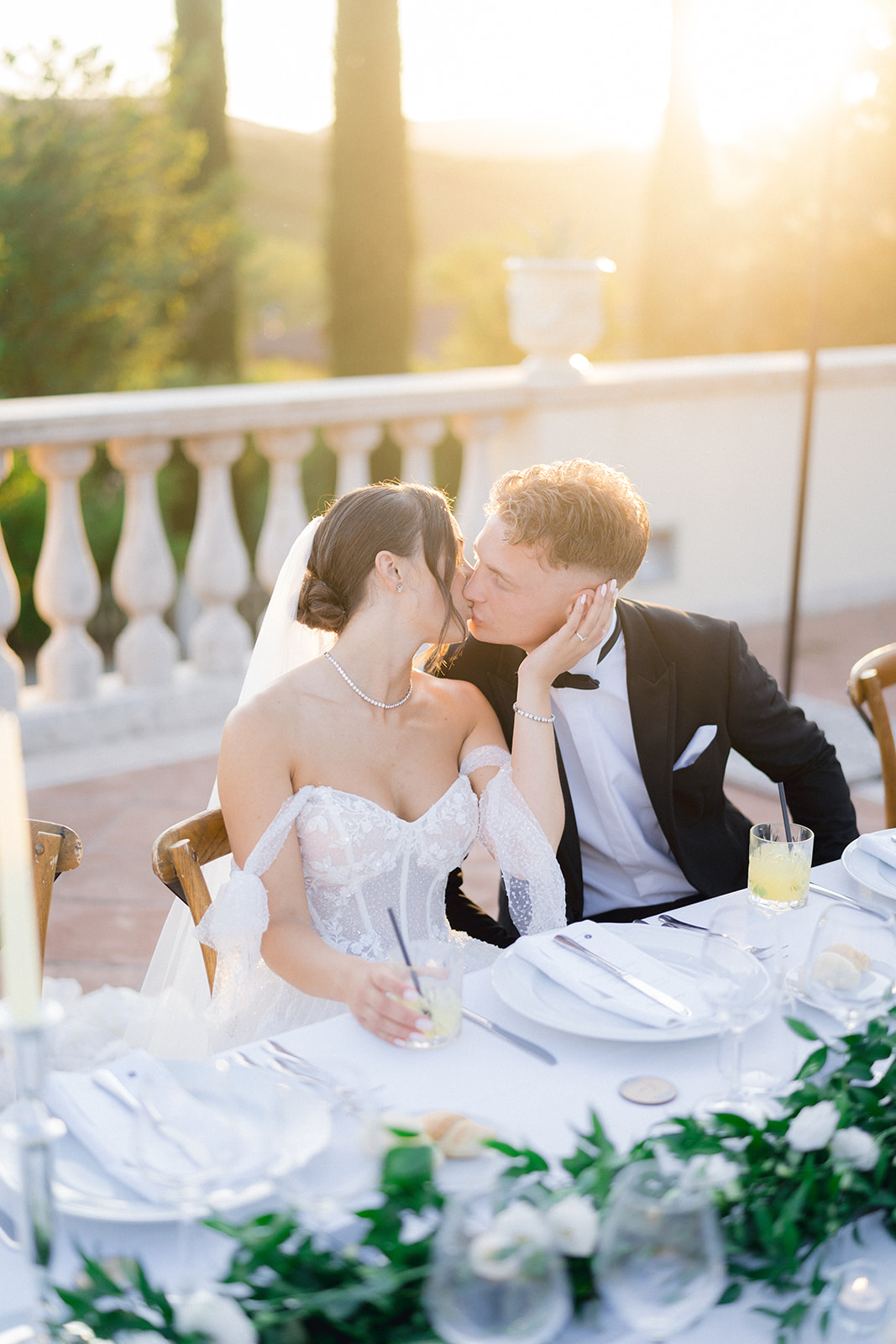 The iconic kiss of Georgia and Tom at the imperial table during their wedding dinner in Tuscany