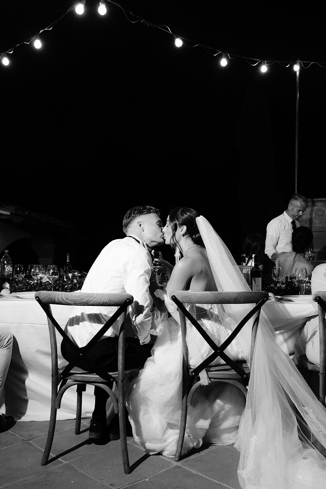 The kiss of the newlyweds seen from behind
