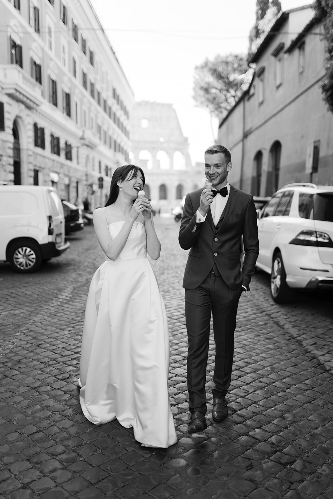 After wedding photoshoot in Rome. Wedding photos with gelato and the Colosseo photographed by Clara Buchberger