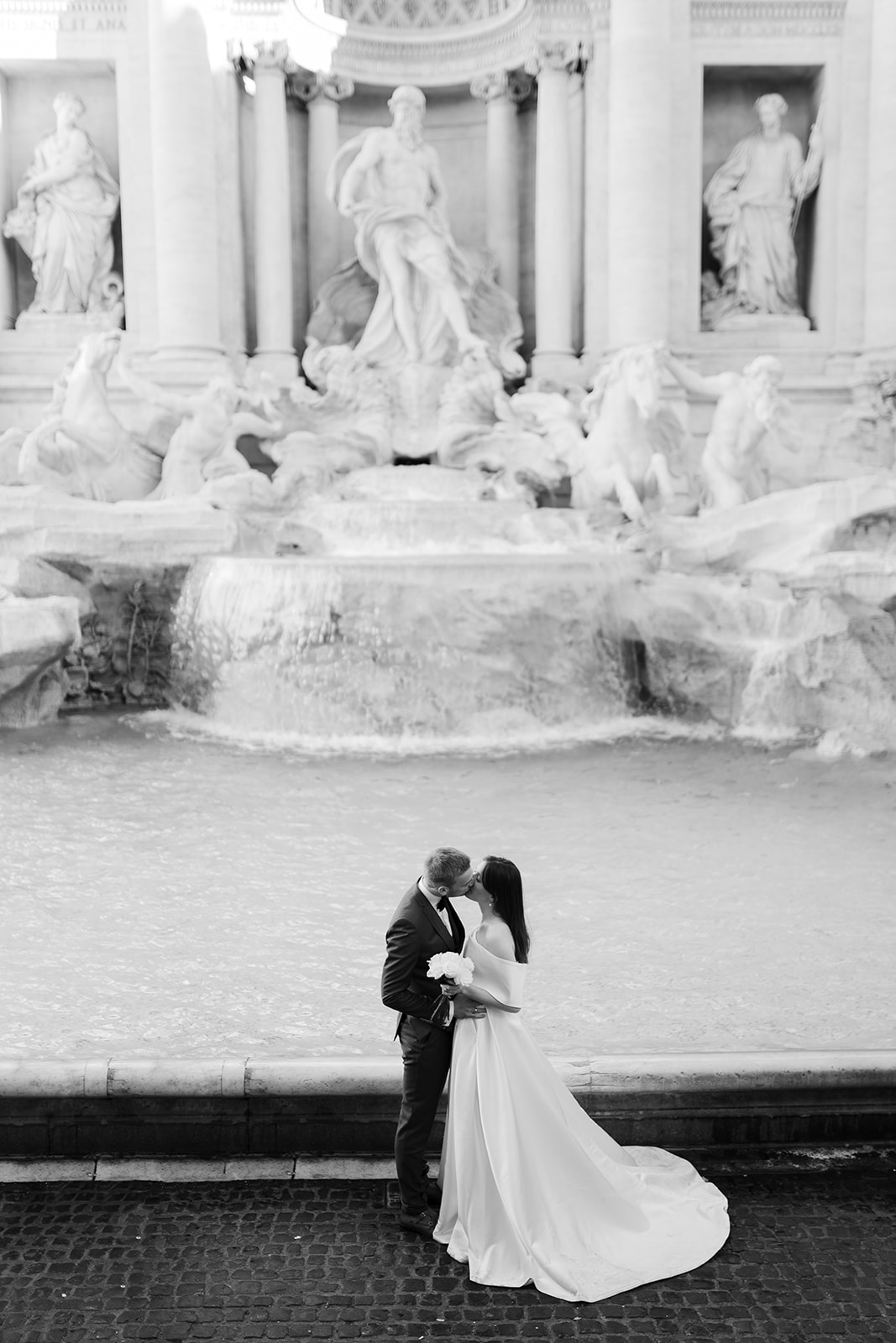 After wedding photoshoot in Rome. Wedding photos in front of the Trevi fountain photographed by Clara Buchberger