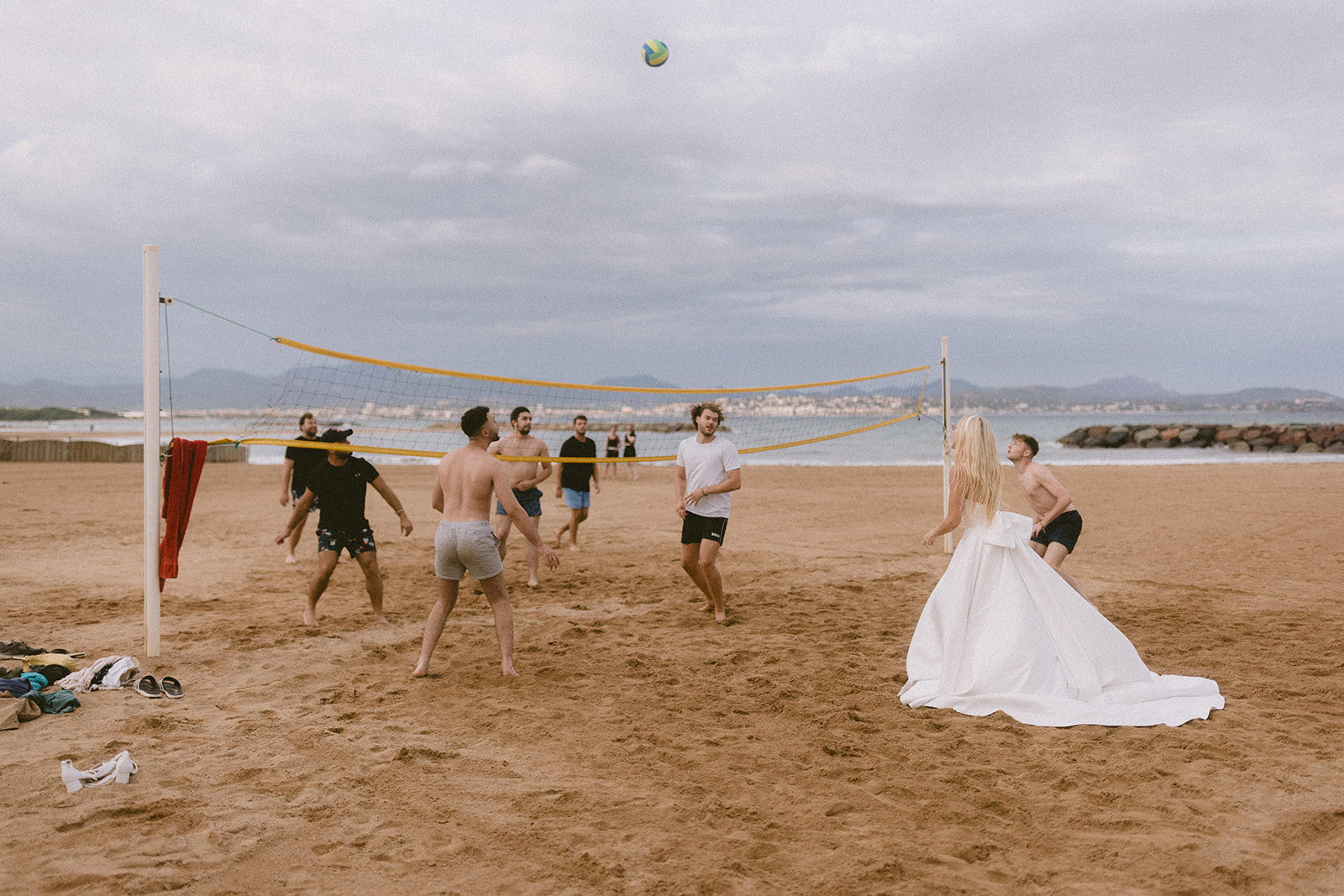 mariee en robe joue au volley photo insolite mariage