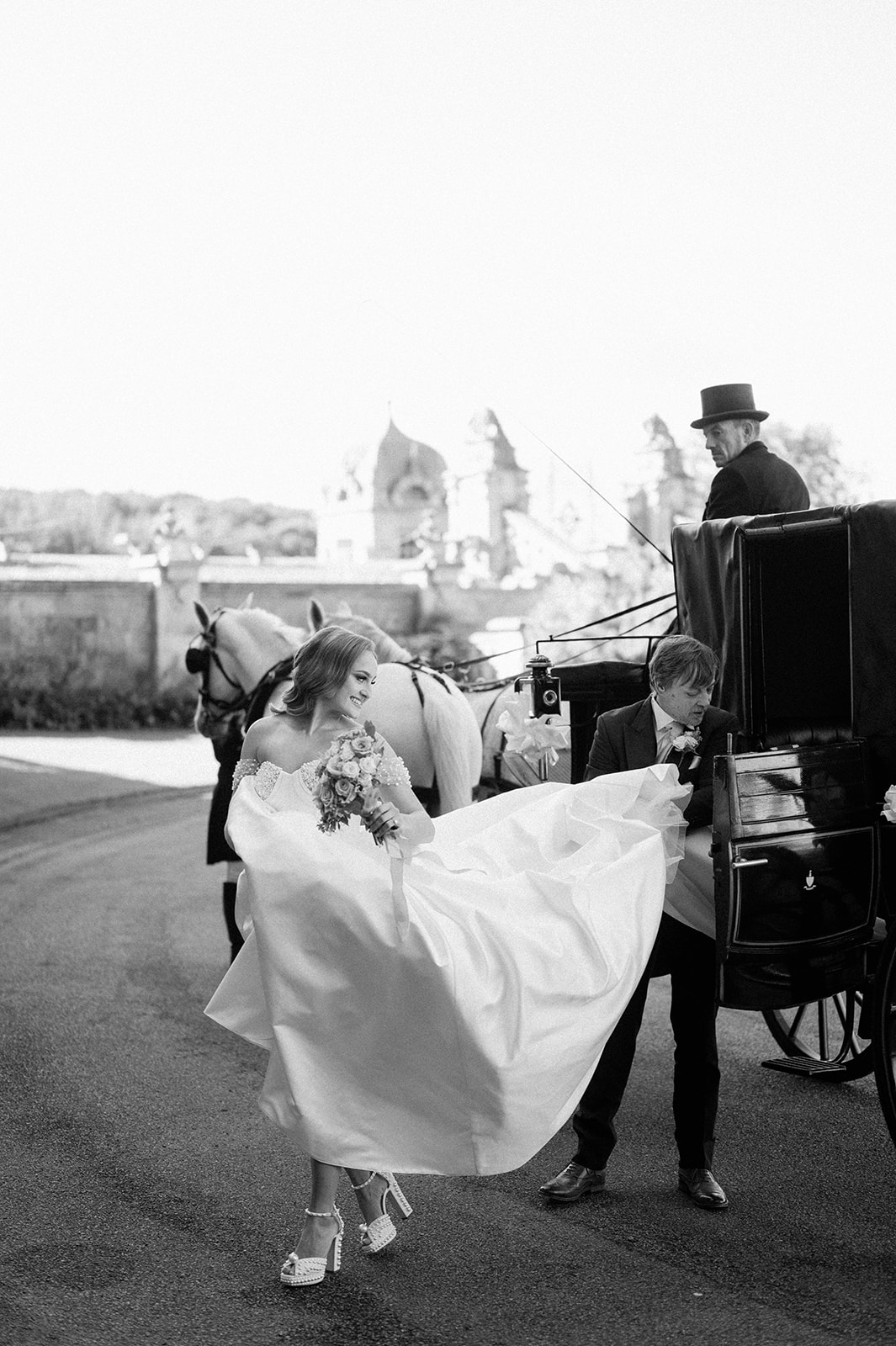 bride getting out of horse carriage