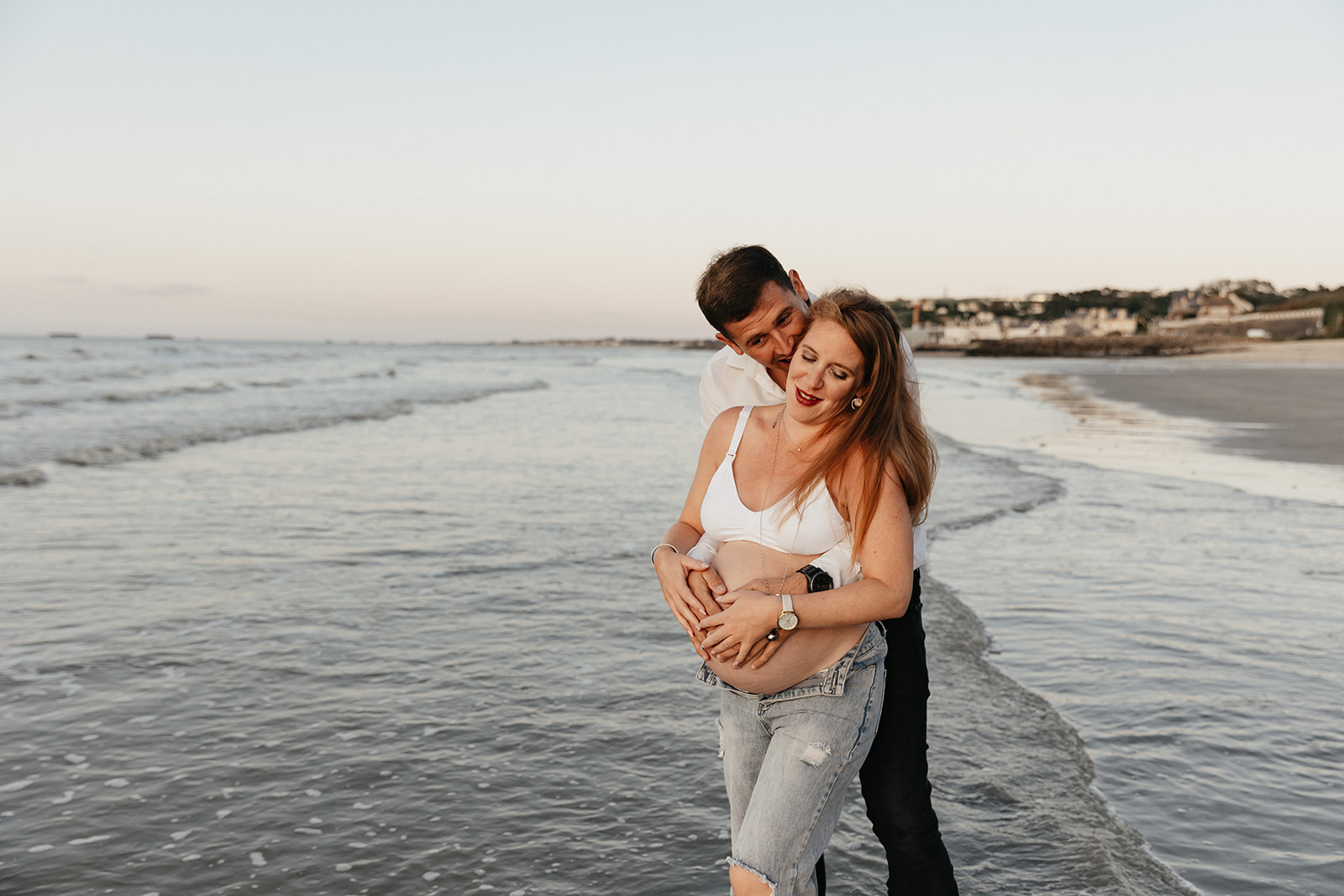 Des photos en amoureux, en attendant bébé, lors d'une balade sur les plages du Contentin. 