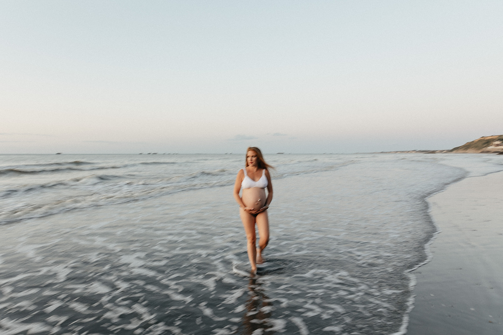 Une séance photo grossesse sur les plages normandes en attendant bébé.