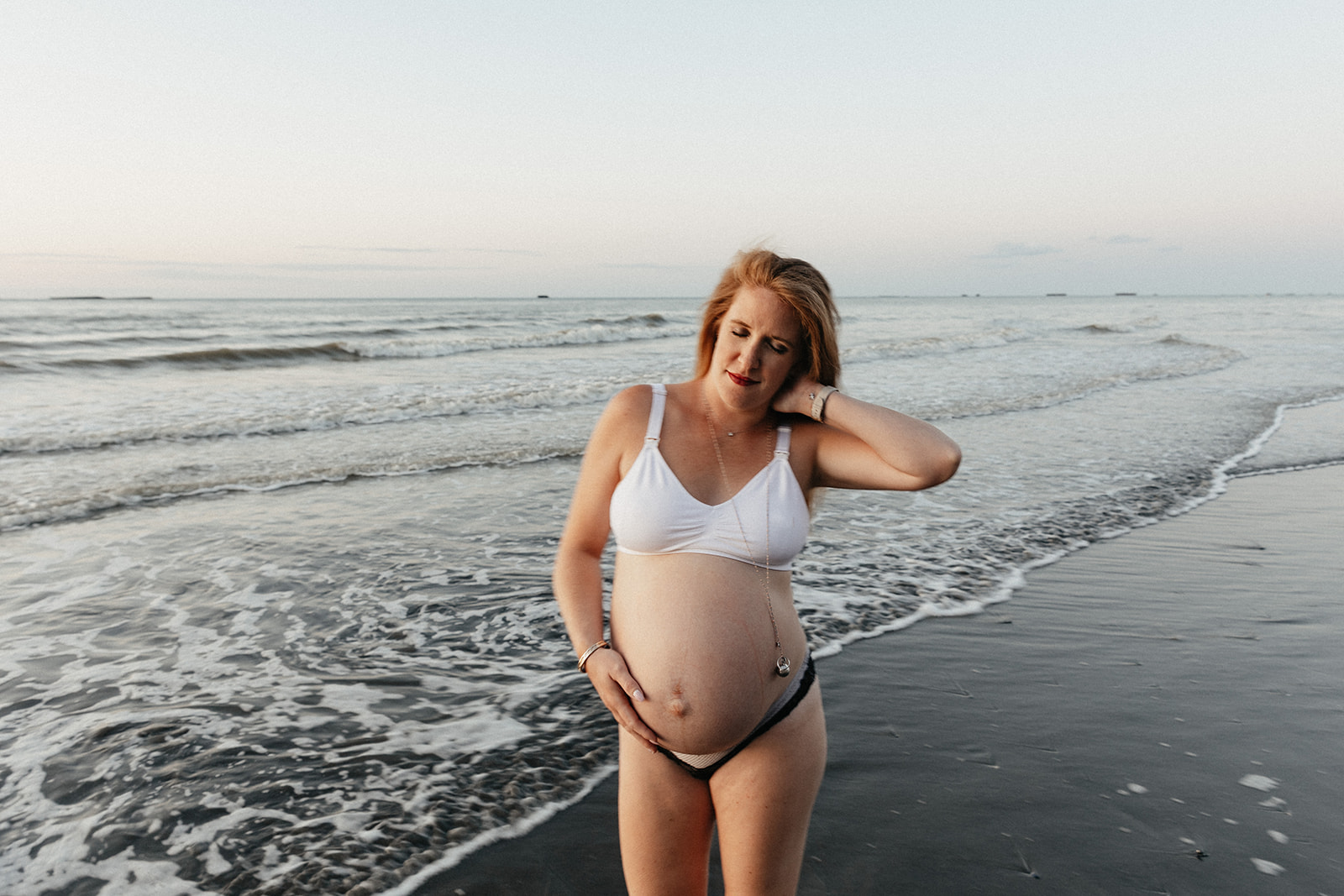Une famille se fait photographier sur les plages normandes pour célébrer la grossesse de maman. 