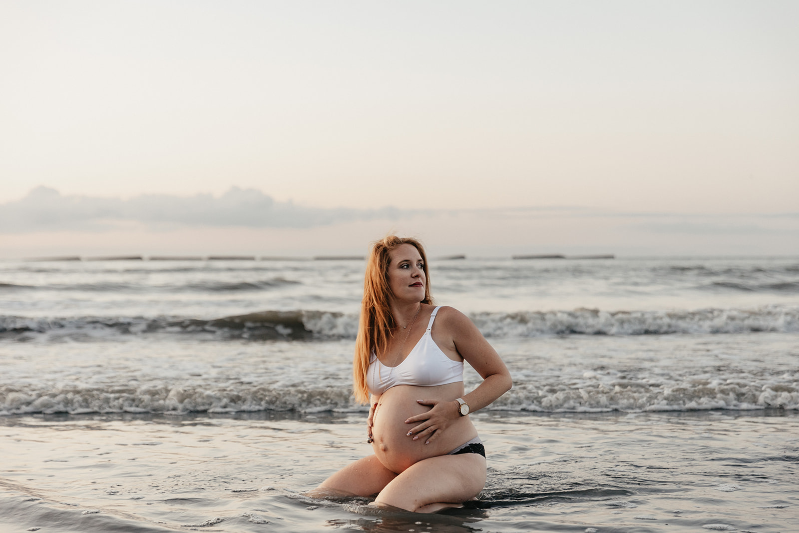Une séance photo grossesse sur les plages normandes en attendant bébé.