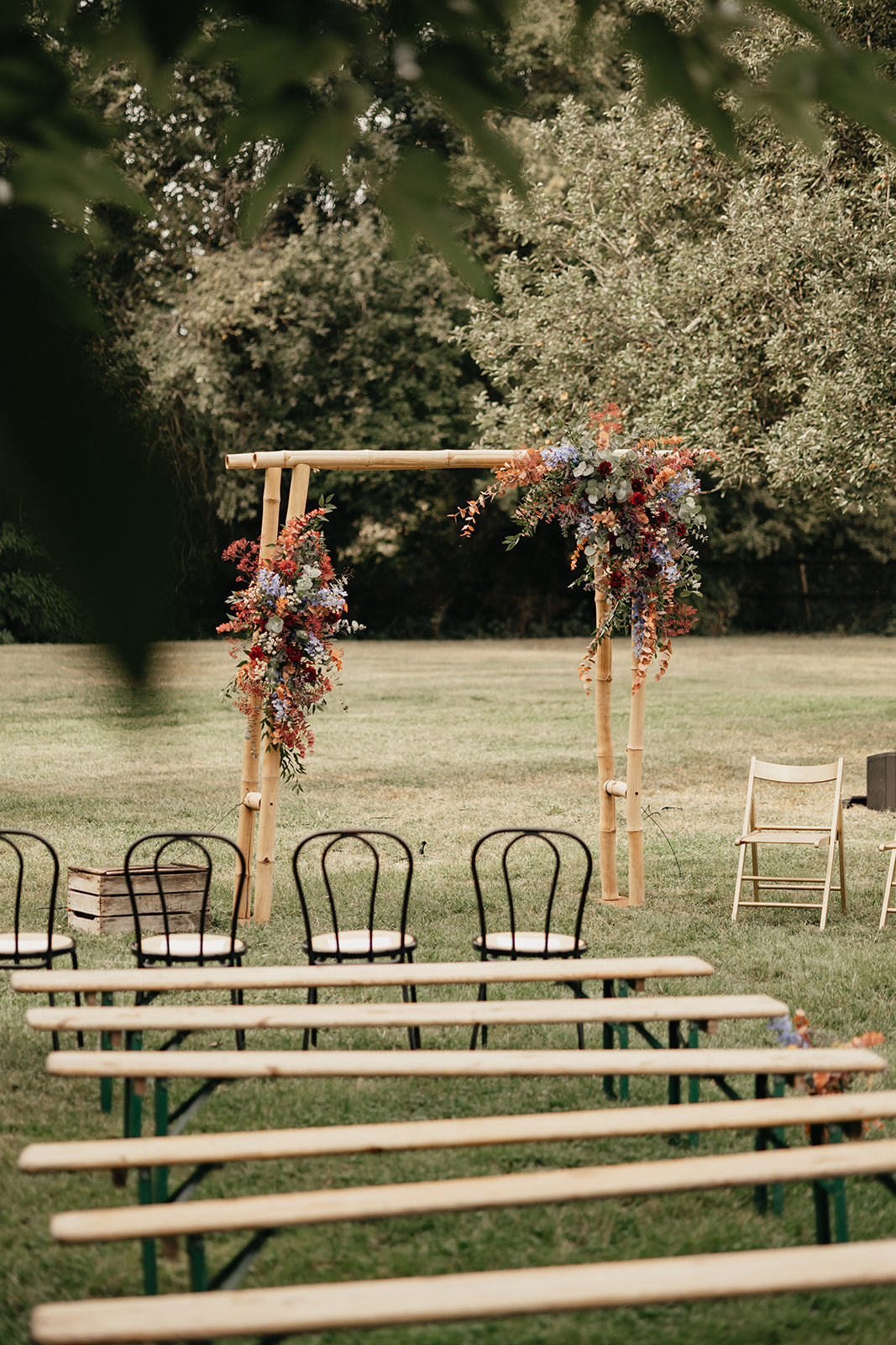Un jeune couple se marie dans le domaine de la Petite Motte en Normandie dans une ambiance champêtre et romantique.