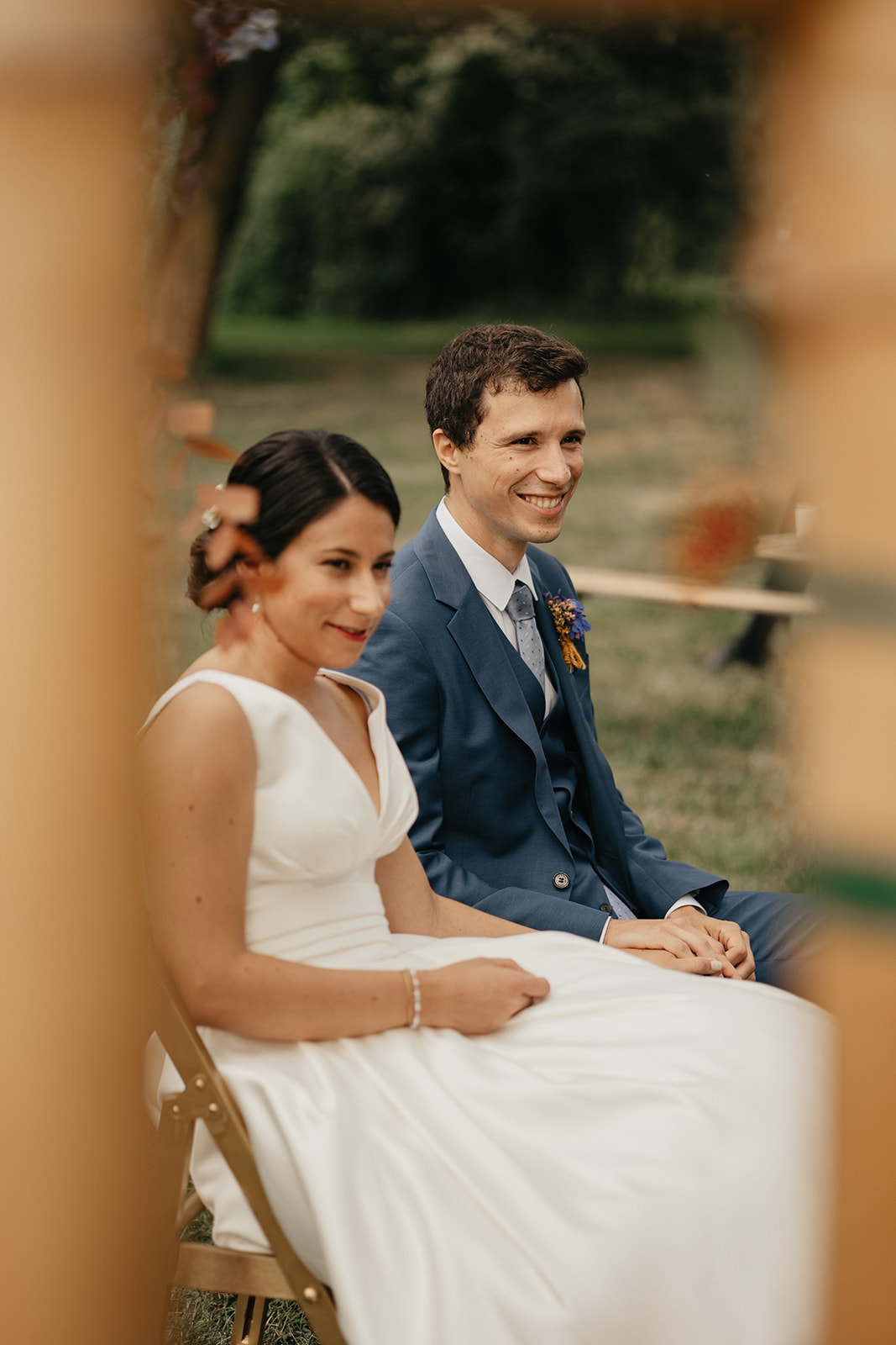 Un jeune couple se marie dans le domaine de la Petite Motte en Normandie dans une ambiance champêtre et romantique.