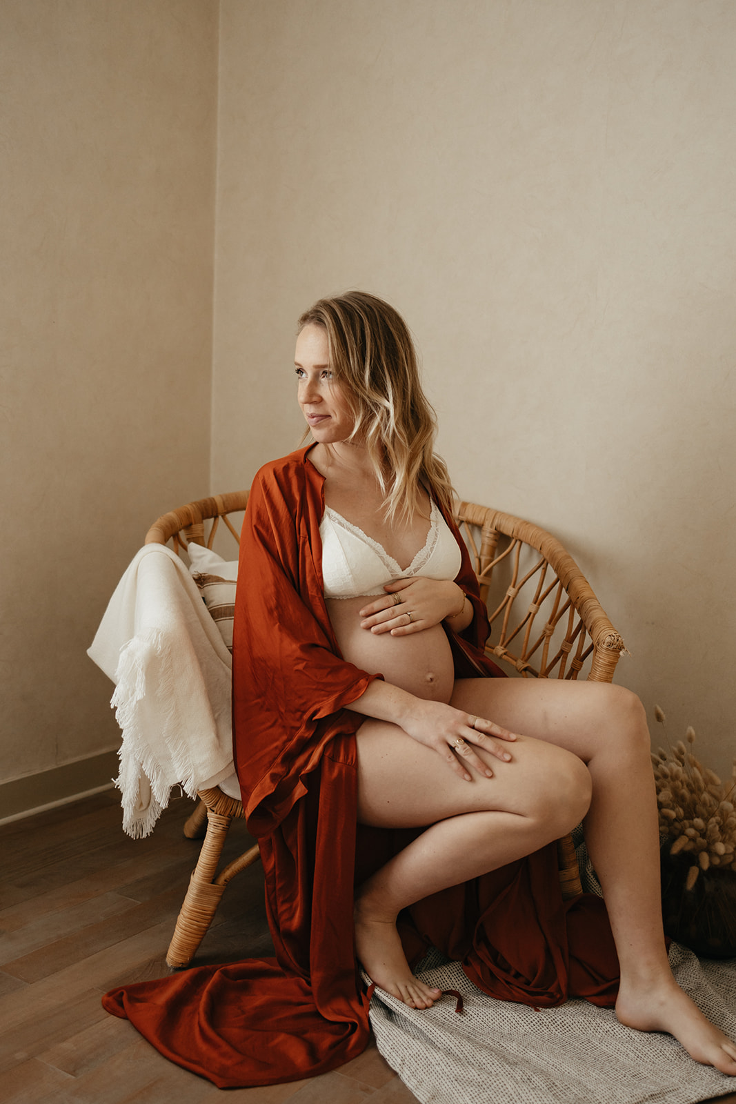Une séance photo lifestyle au Home Studio pour célébrer la beauté de la grossesse.