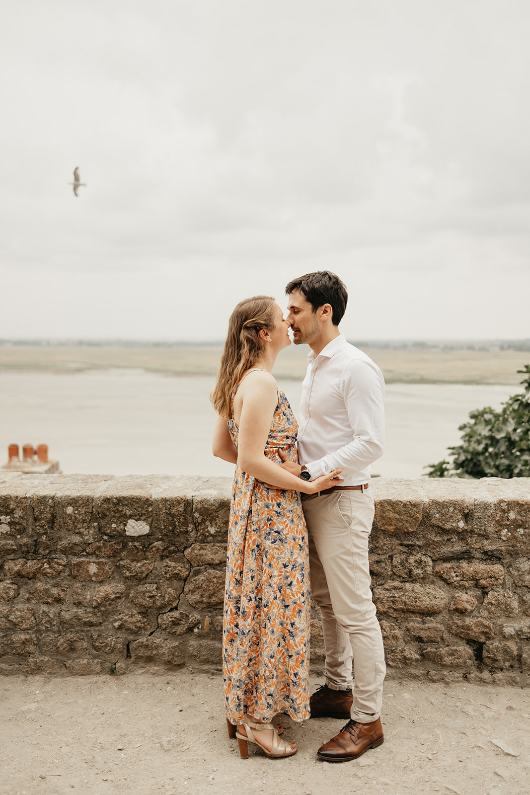 Une séance engagement romantique au Mont Saint Michel en Normandie.