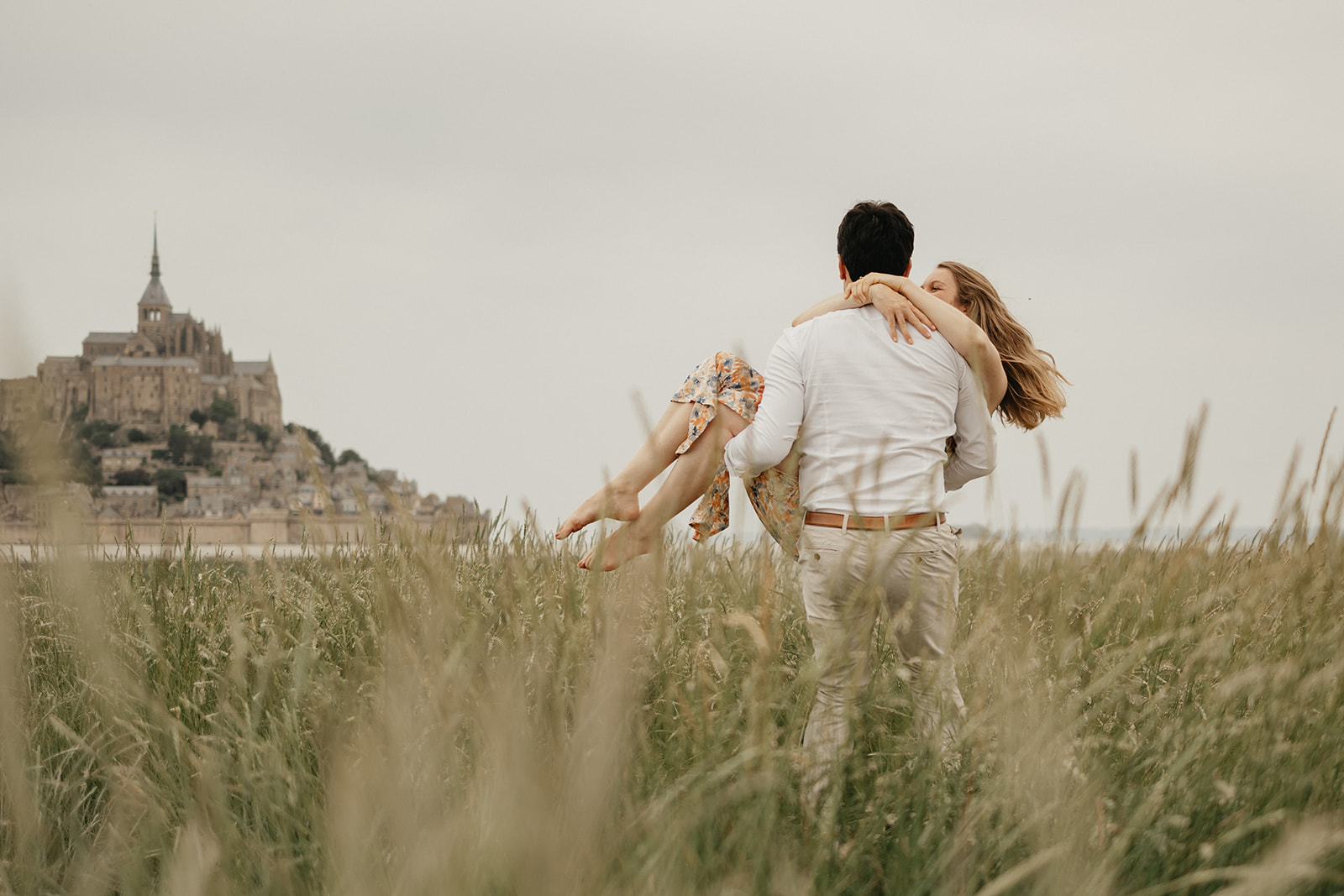 Une séance engagement romantique au Mont Saint Michel en Normandie.