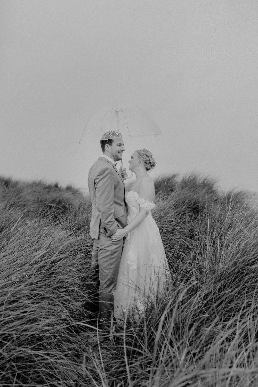 Brautpaar im Regen in den Dünen