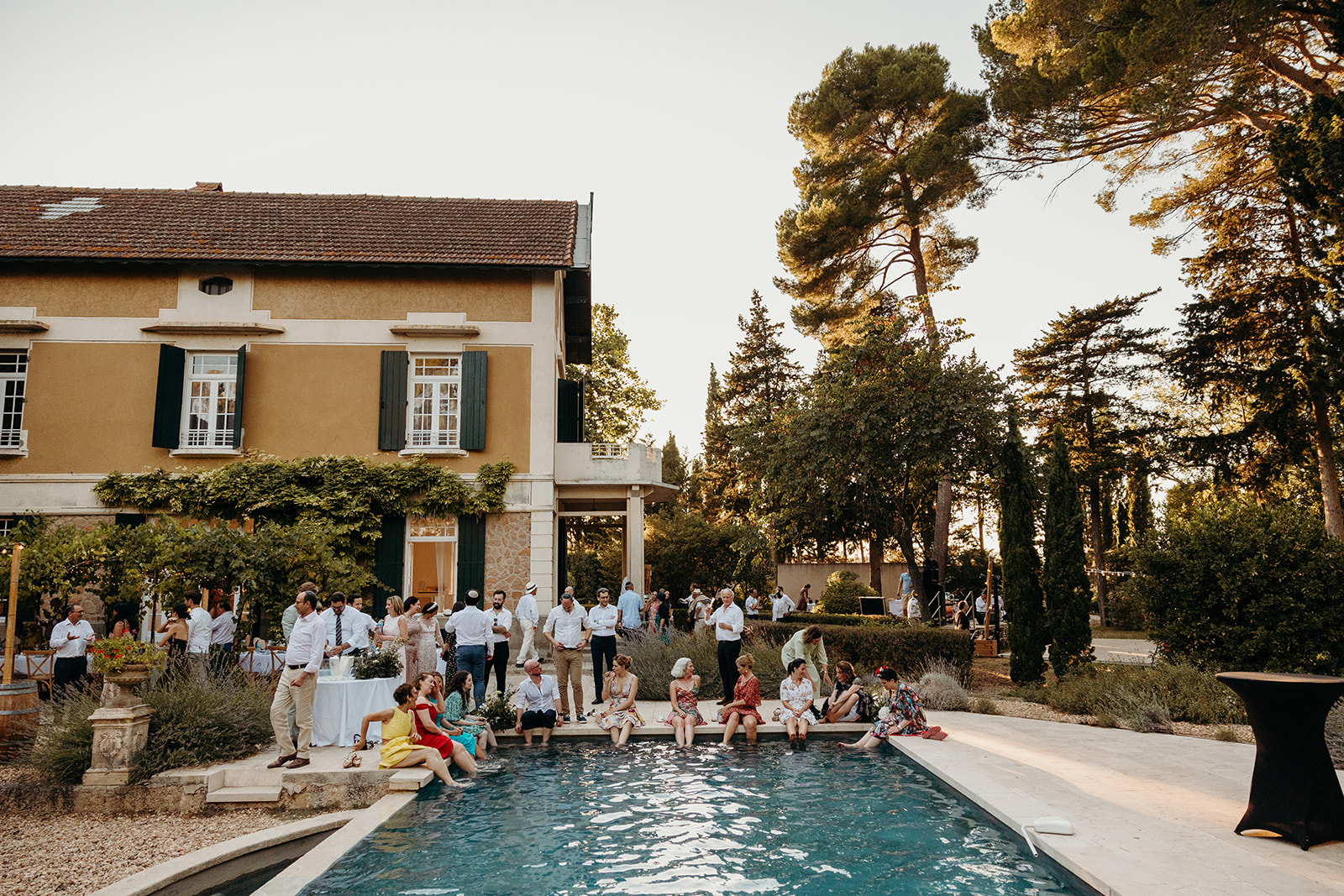 Guests cooling down at Chateau wedding in Southern France