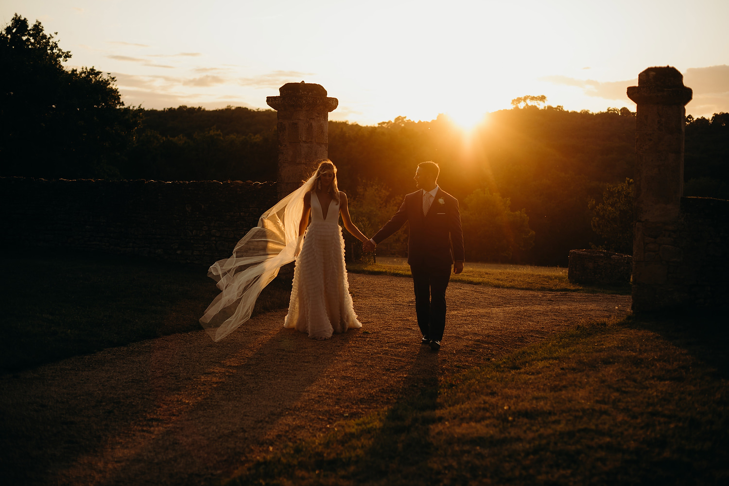 bride and groom sunset photographs at chateau in Dordogne