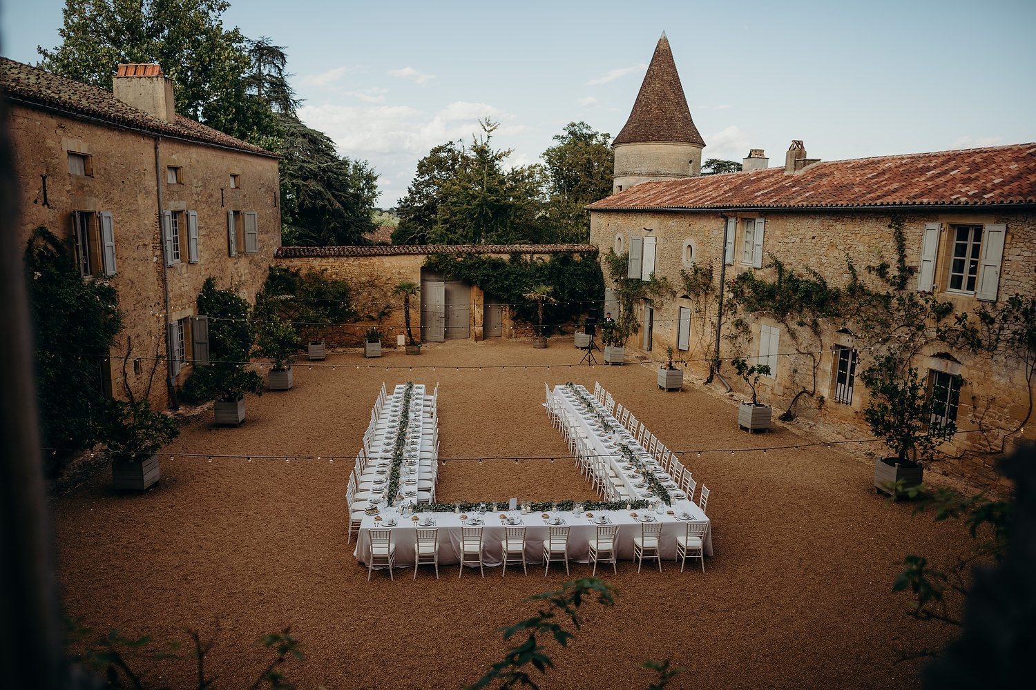 outdoor wedding dinner at courtyard of chateau durval