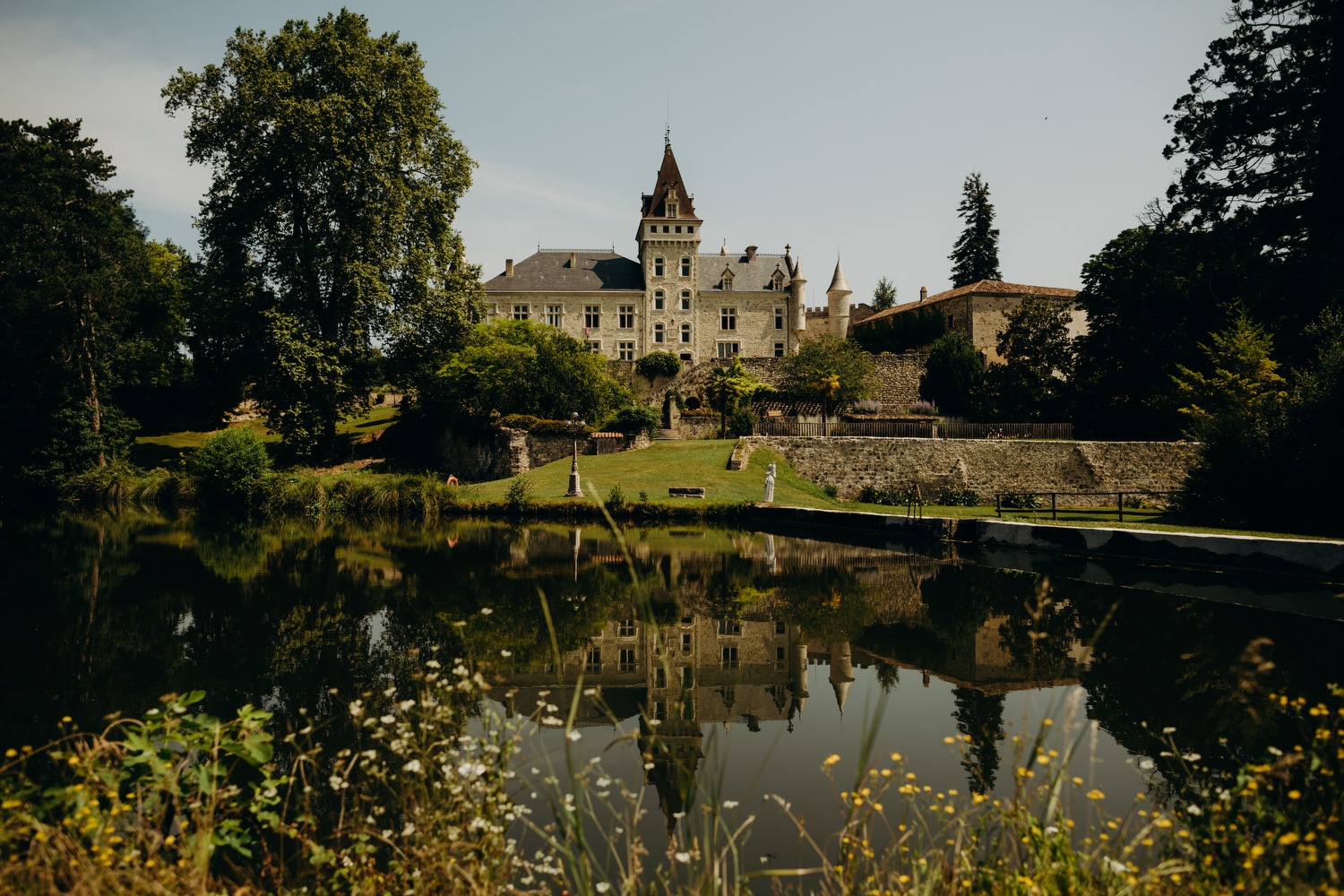 reflection of Chateau de lisse on morning of wedding