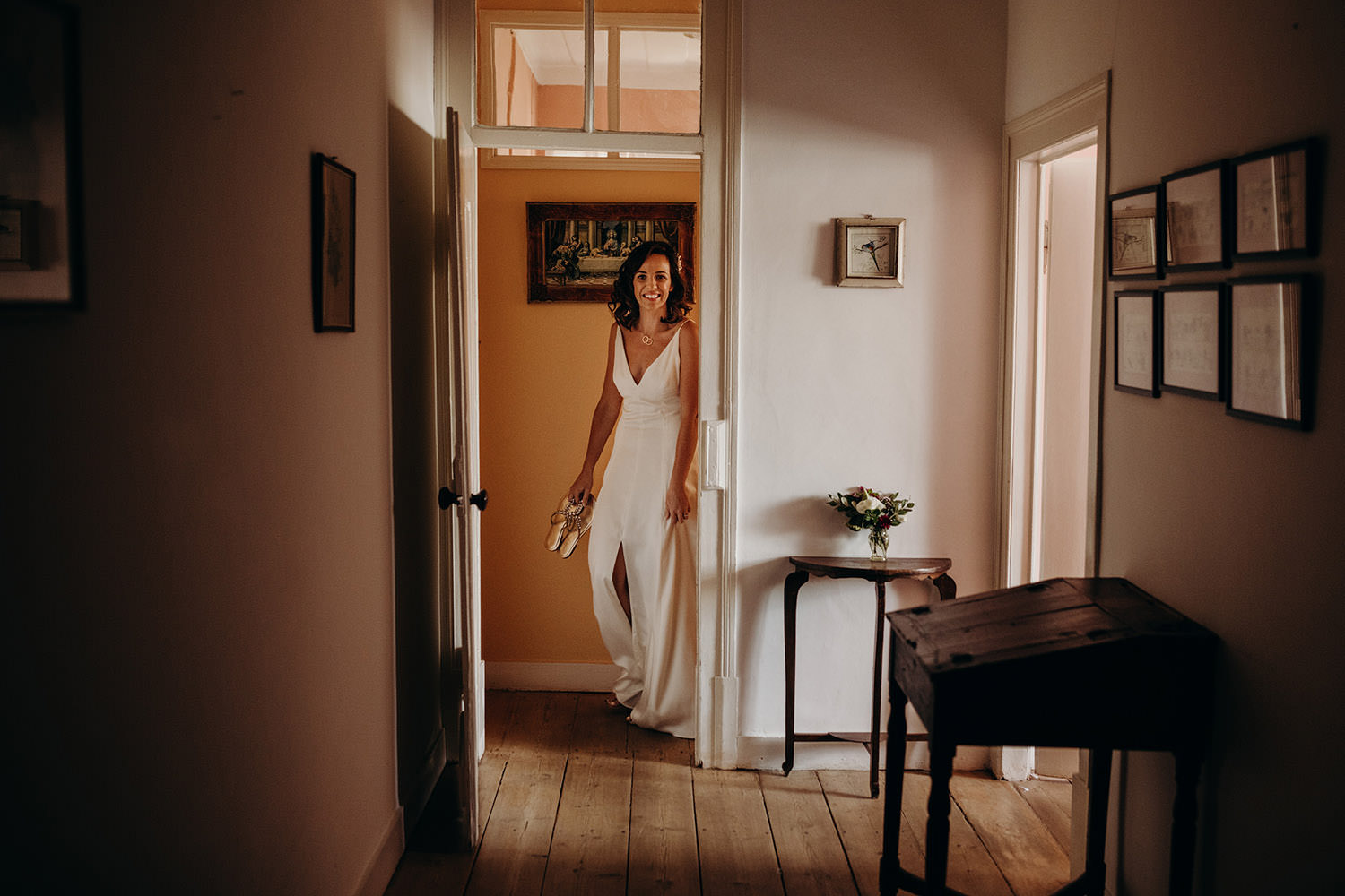 bride getting ready at one of the rooms at Quinta de Sant'Ana 