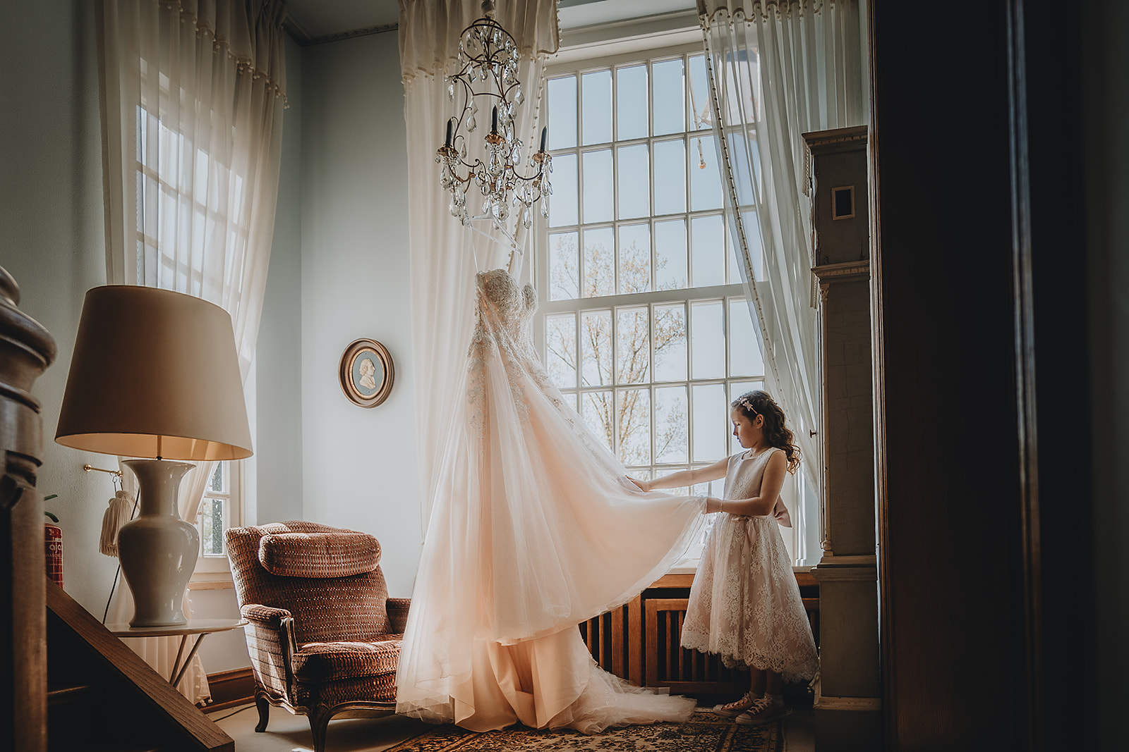 award winning foto van bruidsmeisje met trouwjurk Bruidsfoto awards 2023 genomineerd