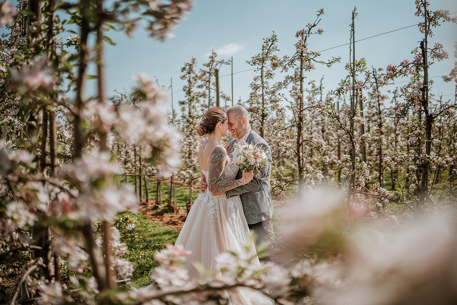 loveshoot bruiloft in de fruitgaard groot buggenum