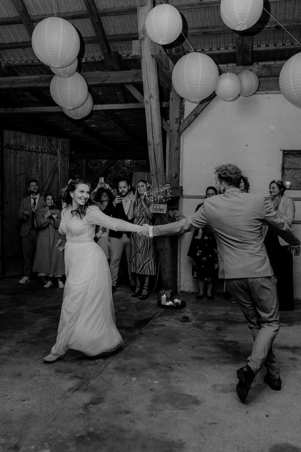Braut tanzt barfuß beim ersten Tanz auf Festival Hochzeit