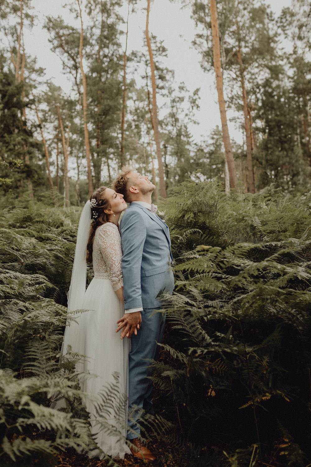 Brautpaar beim First look im Wald im Wendland