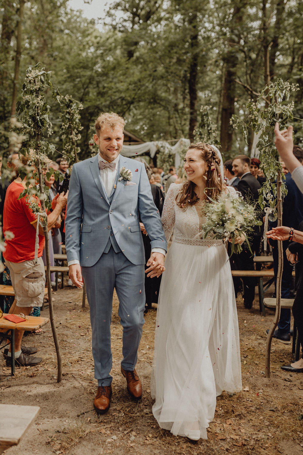 glücklicher Auszug des Brautpaares nach freier Trauung im Wald