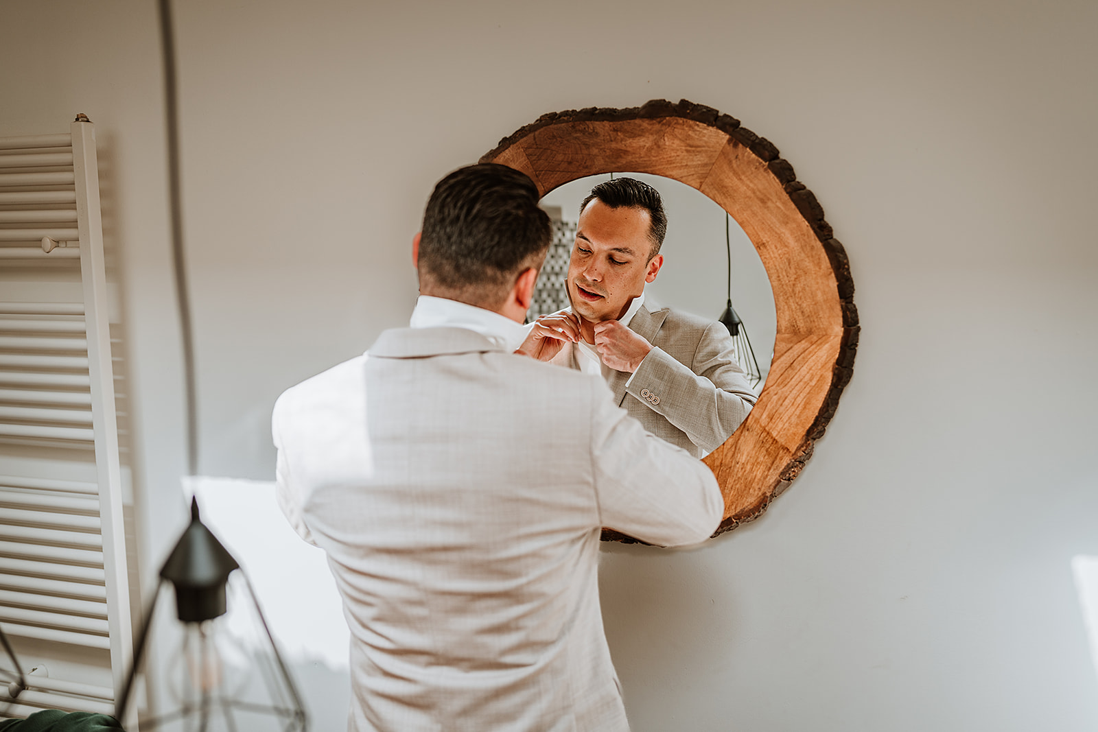 Bruidegom kijkt naar spiegel