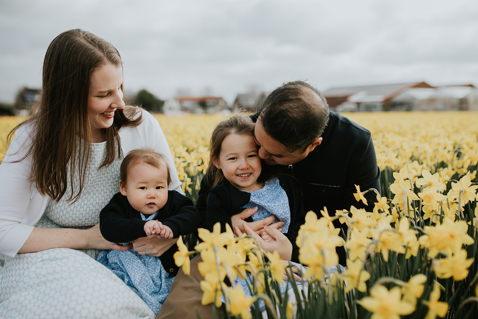 Family photoshoot at the daffodils fields