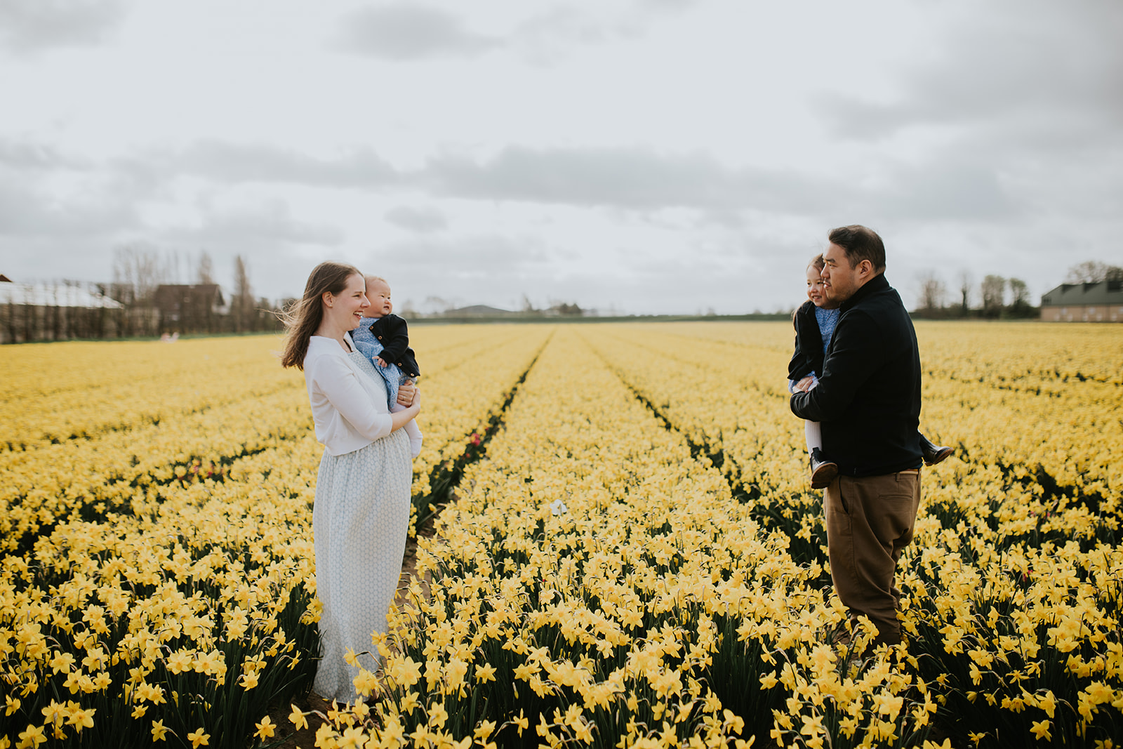 Family photoshoot at the daffodils fields