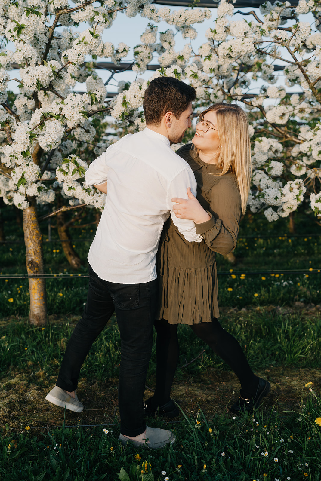 Paarshooting in den Kirschblüten, Scharten OÖ, Hochzeitseiladung, Save the Date Verlobungsshooting