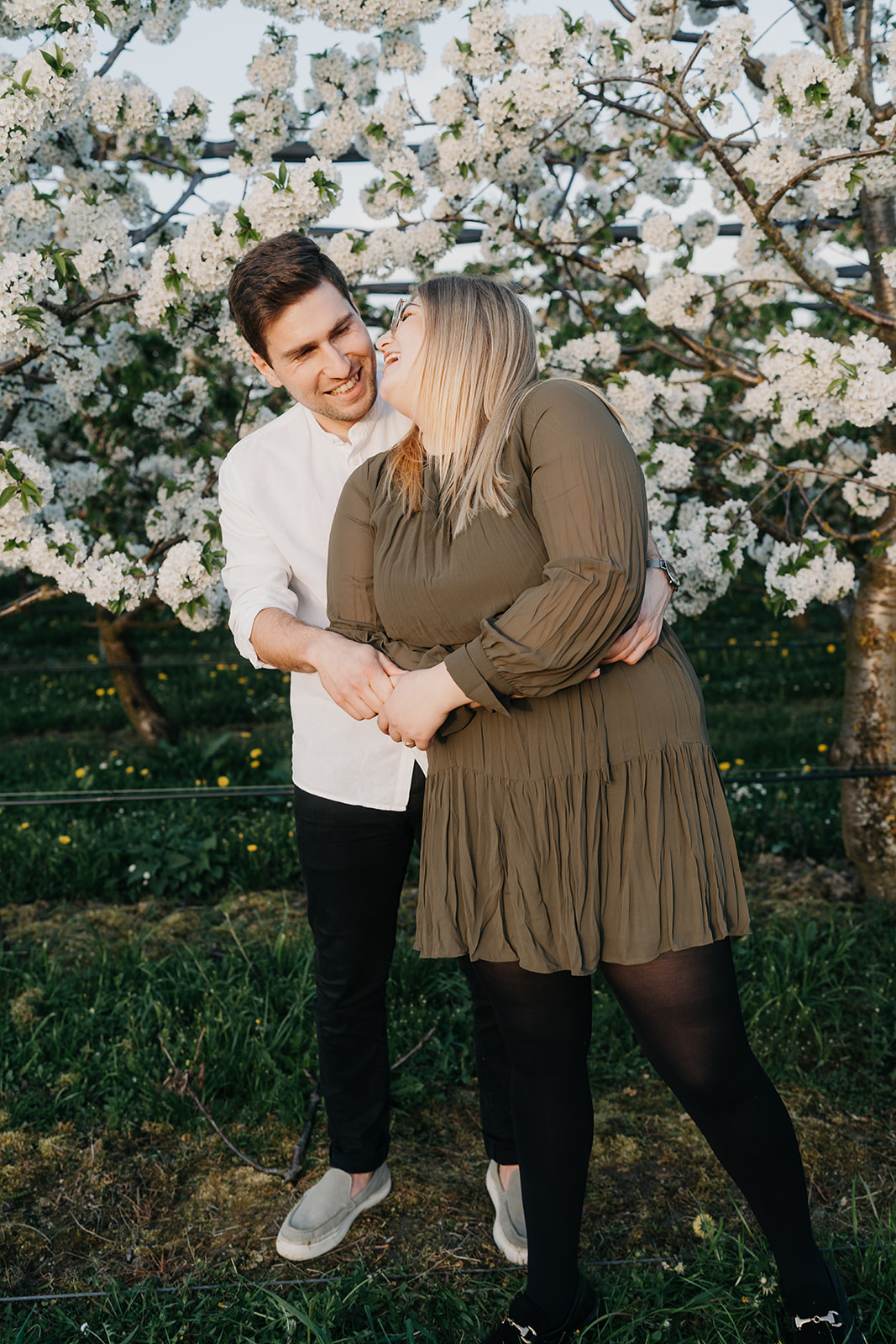 Paarshooting in den Kirschblüten, Scharten OÖ, Hochzeitseiladung, Save the Date Verlobungsshooting